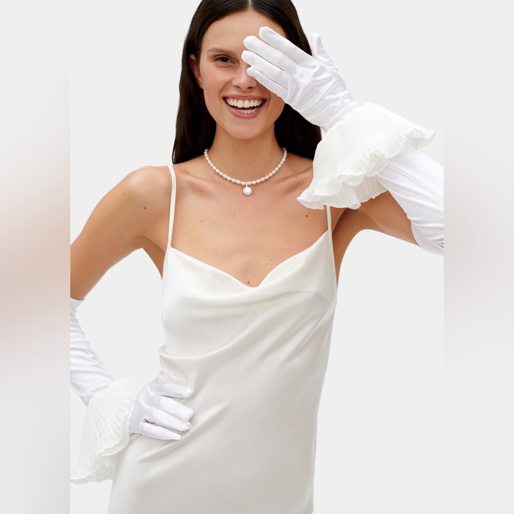 Zephyr Ruffle Gloves in White